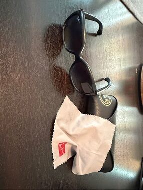 Ray-Ban Black Frame Sunglasses in Jackie Ohh
